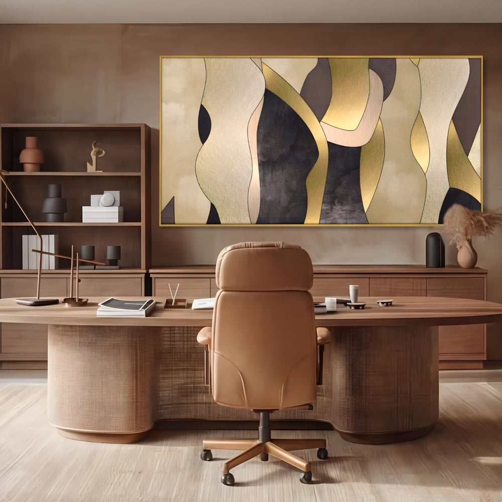 Tablou canvas cu tablou canvas cu forme abstracte aurii, in rama de aluminiu auriu, pe perete intr-un birou